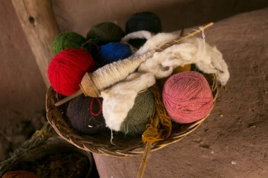 Peru 'daki yerli bir toplulukta tekstil zanaatı üretimi için malzeme.