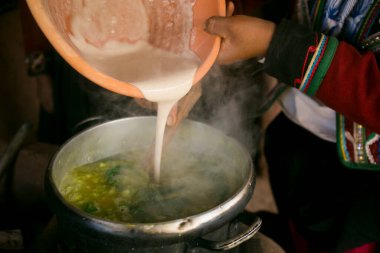 Kutsal vadi Peru 'da bir Quechua kabilesiyle Pachamanca şöleninden önce geleneksel bir sebze çorbası pişirmek..