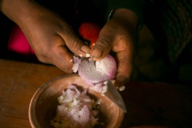 Kutsal vadi Peru 'da bir Quechua kabilesiyle Pachamanca şöleninden önce geleneksel bir sebze çorbası pişirmek..