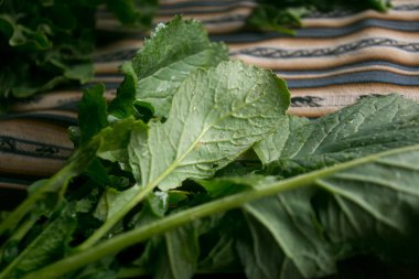 Kutsal vadi Peru 'da bir Quechua kabilesiyle Pachamanca şöleninden önce geleneksel bir sebze çorbası pişirmek..