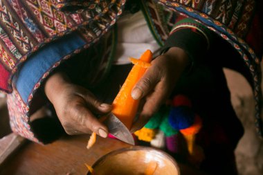 Kutsal vadi Peru 'da bir Quechua kabilesiyle Pachamanca şöleninden önce geleneksel bir sebze çorbası pişirmek..