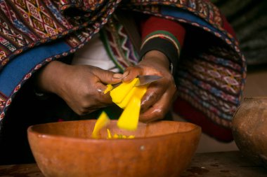 Kutsal vadi Peru 'da bir Quechua kabilesiyle Pachamanca şöleninden önce geleneksel bir sebze çorbası pişirmek..