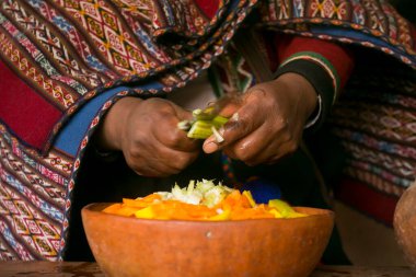 Kutsal vadi Peru 'da bir Quechua kabilesiyle Pachamanca şöleninden önce geleneksel bir sebze çorbası pişirmek..