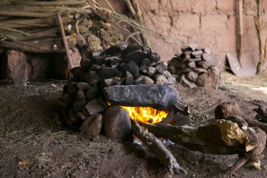 Pachamanca seremonisini hazırlamak için, önce taşlı bir fırın hazırlamalısınız. Bu fırın 4 saat boyunca ısınacak. Taşlar ısındığında, yemek pişirmeye başlayabilirsin..