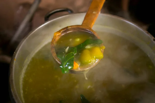 Cocinar Una Sopa Verduras Andina Tradicional Antes Una Fiesta Pachamanca — Foto de Stock