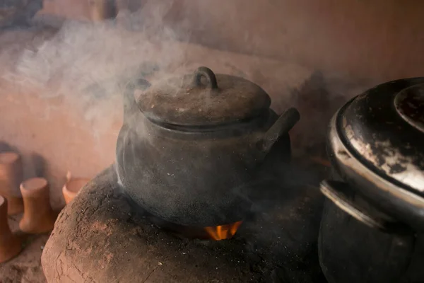 在秘鲁圣谷的Pachamanca节之前 与Quechua部落一起烹调传统的安第斯蔬菜汤 — 图库照片