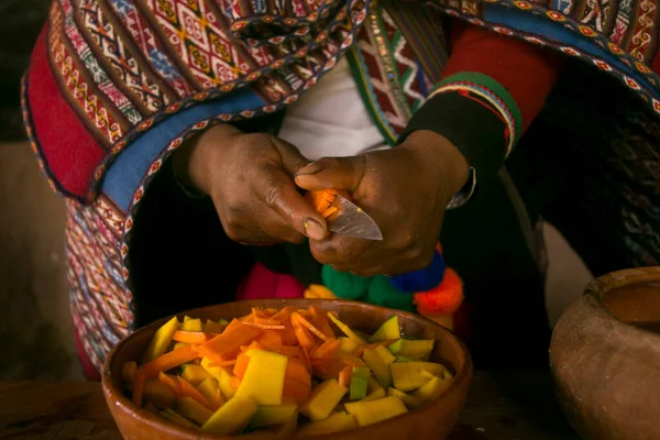 Готовить Традиционный Андский Овощной Суп Перед Праздником Пачаманка Племенем Кечуа — стоковое фото