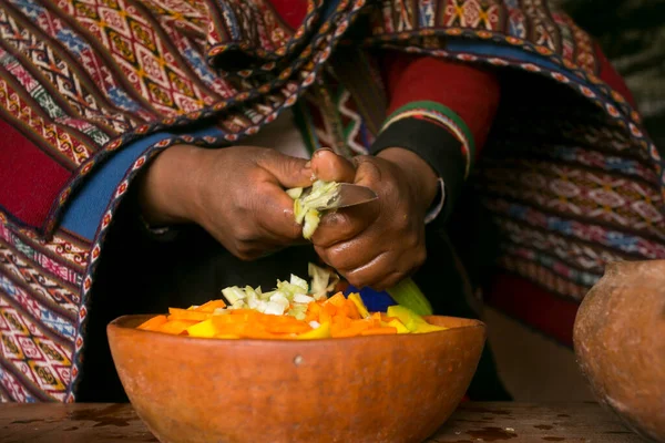 聖なる谷 ペルーのケチュア族とパチャマンカのごちそうの前に伝統的なアンデスの野菜スープを調理する — ストック写真