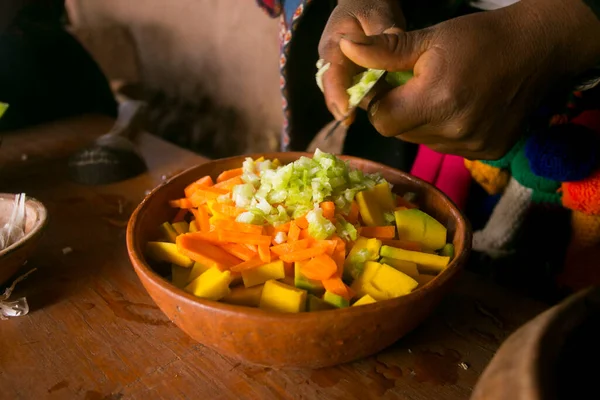 聖なる谷 ペルーのケチュア族とパチャマンカのごちそうの前に伝統的なアンデスの野菜スープを調理する — ストック写真