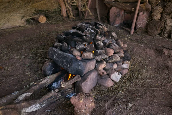 Aby Przygotować Ceremonię Pachamanca Najpierw Trzeba Przygotować Piekarnik Kamieniami Które — Zdjęcie stockowe