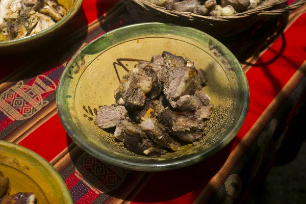 在Pachamanca仪式上 猪肉和牛肉被烹调 还有各种块茎和蔬菜 全都在炽热的石头下 被泥土覆盖 — 图库照片