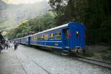 Machupichu 'ya ulaşmak için Santa Teresa Hidroelctrica' dan Aguas Calientes 'e yürüyüş. Birkaç yürüyüşçüyle tren raylarını takip eden yol.