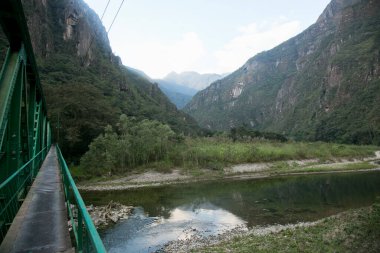 Machupichu 'ya ulaşmak için Santa Teresa Hidroelctrica' dan Aguas Calientes 'e yürüyüş. Birkaç yürüyüşçüyle tren raylarını takip eden yol.