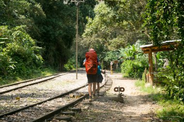 Machupichu 'ya ulaşmak için Santa Teresa Hidroelctrica' dan Aguas Calientes 'e yürüyüş. Birkaç yürüyüşçüyle tren raylarını takip eden yol.