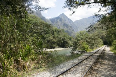 Machupichu 'ya ulaşmak için Santa Teresa Hidroelctrica' dan Aguas Calientes 'e yürüyüş. Birkaç yürüyüşçüyle tren raylarını takip eden yol.