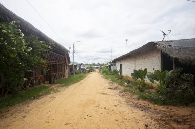 Peru 'nun Amazon bölgesinde Yurimaguas şehrine yakın bir kasabadaki caddelerden ve evlerden görüntüler.