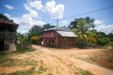 Peru 'nun Amazon bölgesinde Yurimaguas şehrine yakın bir kasabadaki caddelerden ve evlerden görüntüler.