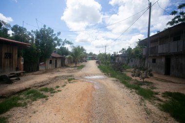 Peru 'nun Amazon bölgesinde Yurimaguas şehrine yakın bir kasabadaki caddelerden ve evlerden görüntüler.