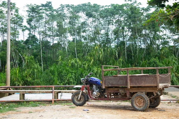Vehículo Moto Una Ciudad Región Amazónica Perú Cerca Ciudad Yurimaguas — Foto de Stock