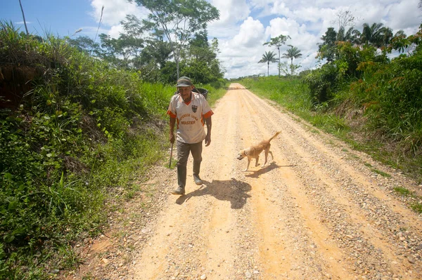 Fermier Son Chien Marchant Dans Une Ville Région Amazonienne Pérou — Photo
