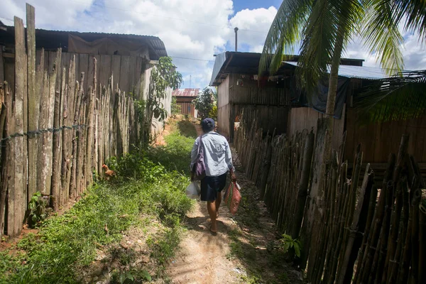 Женщина Гуляющая Городе Районе Амазонки Перу Недалеко Города Юримагуас — стоковое фото