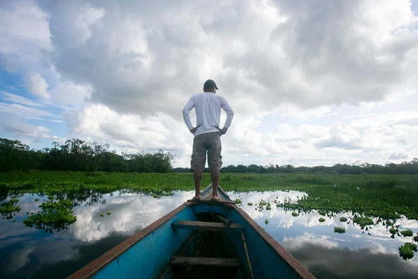 ペルージャングルから湖で働く漁師 — ストック写真