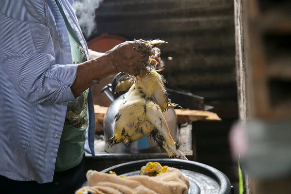 ペルーのキュイパリ2022年10月1日 鶏を積みペルーのジャングルで調理する女性 — ストック写真