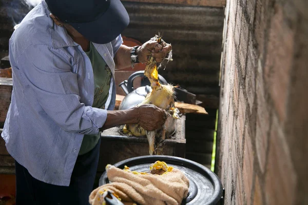 ペルーのキュイパリ2022年10月1日 鶏を積みペルーのジャングルで調理する女性 — ストック写真