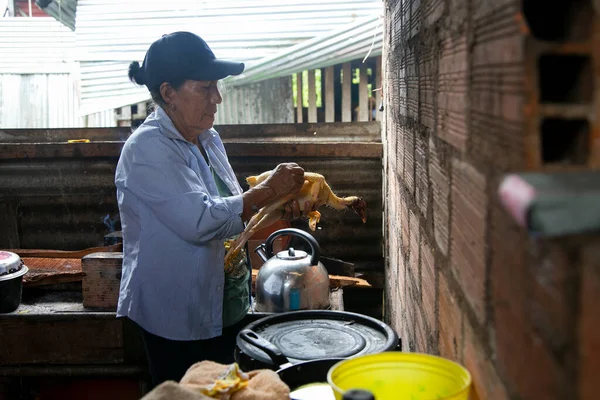Cuipari Perú Octubre 2022 Una Mujer Desplumando Pollo Cocinándolo Selva —  Fotos de Stock