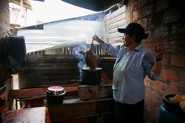 Cuipari Peru Outubro 2022 Uma Mulher Arrancando Frango Cozinhando Selva — Fotografia de Stock