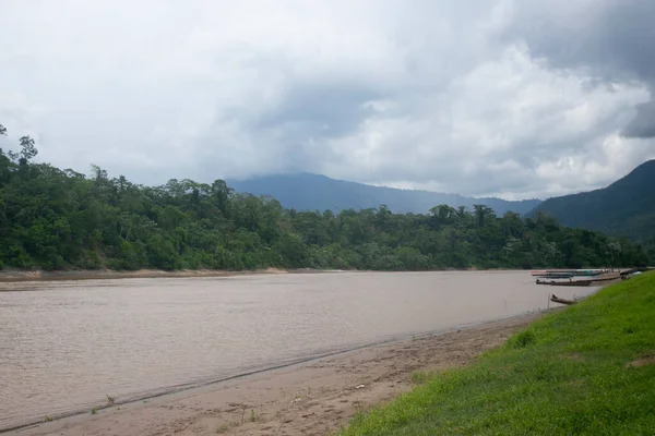 Huallaga Nehri, Peru ormanlarındaki Chazuta kasabasının yakınından geçiyor..