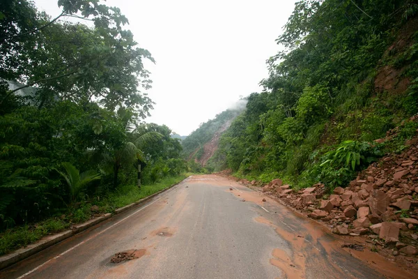 タラポト市からペルーのジャングルのチャズタ町への道 雨による悪路 — ストック写真