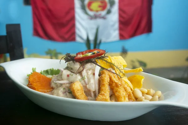 Lima 'da bir restoranda servis edilen balıklı Peru ceviche..