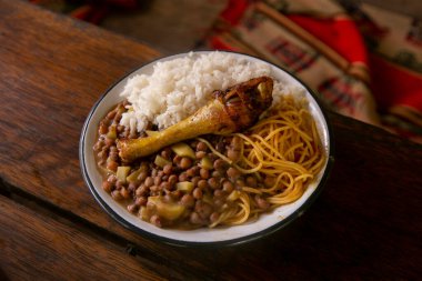 Tavuklu, pirinçli ve baklagilli Merienda de la çakra. Peru ormanlarındaki tarlalarda çalışan insanların geleneksel yemeği..