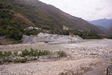 Vilcanota Nehri Santa Rosa kasabasından geçerken Machu Picchu yakınlarındaki Peru ormanında.