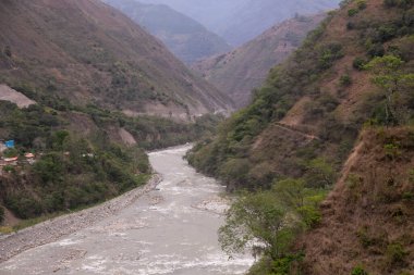 Vilcanota Nehri Santa Rosa kasabasından geçerken Machu Picchu yakınlarındaki Peru ormanında.