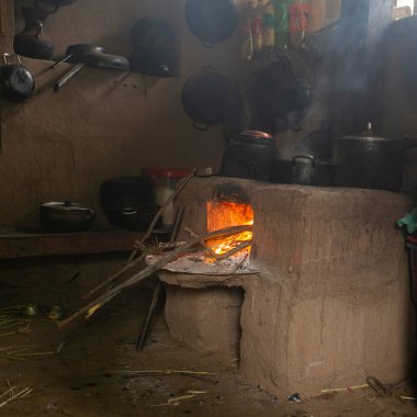 Peru ormanlarındaki bir köyde yakacak odunlarla çalışan eski bir mutfak..