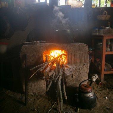 Peru ormanlarındaki bir köyde yakacak odunlarla çalışan eski bir mutfak..