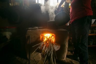 Peru ormanlarındaki bir köyde yakacak odunlarla çalışan eski bir mutfak..