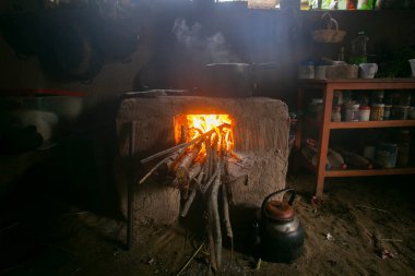 Peru ormanlarındaki bir köyde yakacak odunlarla çalışan eski bir mutfak..