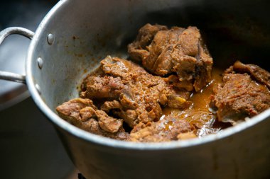 Majaz pişirdi. Majaz ya da Paca, Peru ormanlarında sıkça tüketilen ve son derece değerli olan bir et kemirgenidir..