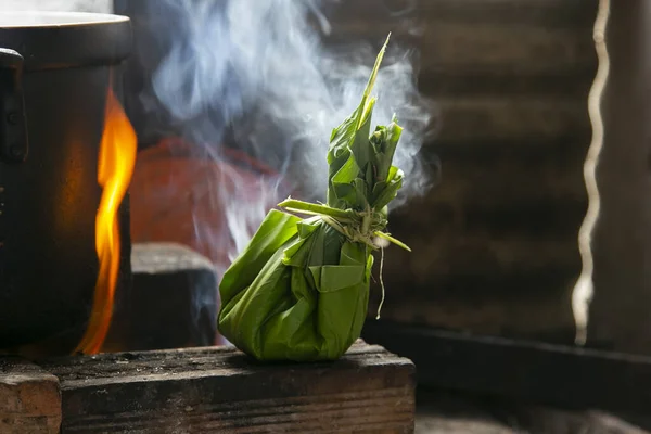 パパラスカは 石炭で調理されたビジャオの葉に包まれた地域の食材を使った料理で構成されています — ストック写真