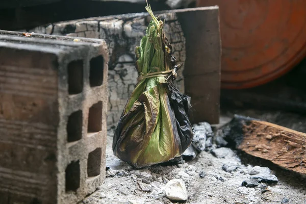 Patarashca Kömürde Pişirilen Bijao Yapraklarına Sarılmış Bölgeden Gelen Malzemelerle Dolu — Stok fotoğraf