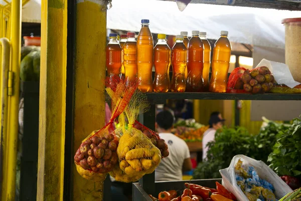 ペルーのジャングルのタラポト市場で天然ジュースのボトル — ストック写真