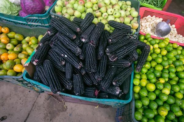 紫色のトウモロコシは 紫色の果実を持つ品種があるかもしれません 彼らは主にペルーのアンデスで成長します — ストック写真