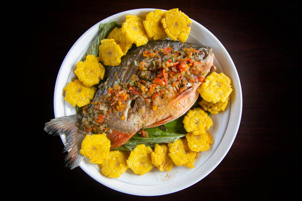 Патарашка состоит из блюда с ингредиентами из региона, завернутого в листья биджао, которое готовится на углях.