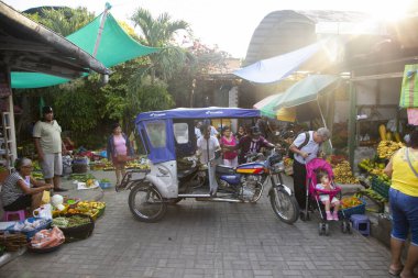 Tarapoto, Peru; 1 Ekim 2022: Peru ormanlarındaki Tarapoto şehrinde yolcu ve gıda pazarı manzaralı Motocarro.