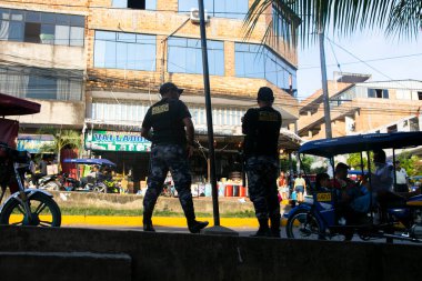 Tarapoto, Peru; 1 Ekim 2022: Peru Ormanı 'ndaki Tarapoto şehrinin sokaklarında polis memurları.