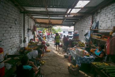 Tarapoto, Peru; 1 Ekim 2022: Peru ormanlarındaki Tarapoto şehrinde gıda pazarı manzarası.
