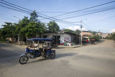 Tarapoto, Peru; 1 Ekim 2022: Peru ormanlarındaki Tarapoto şehrinde yolcu ve gıda pazarı manzaralı Motocarro.